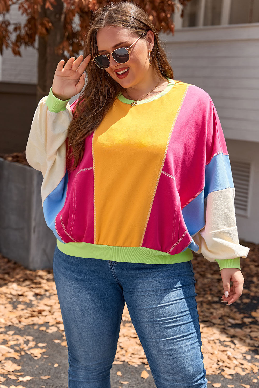 Tessa – Rozerode colorblock trui in plus size met patchwork en zichtbare naden