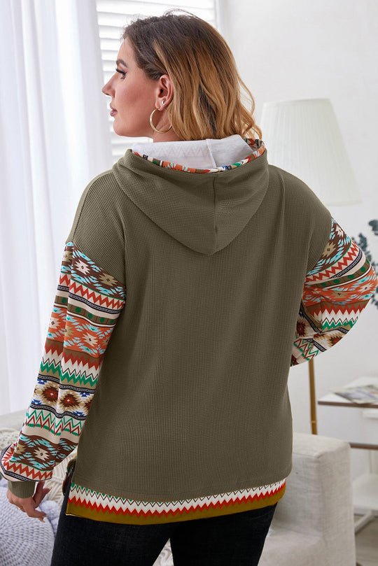 Quinten – Junglegroene hoodie met aztek-patchworkmouwen