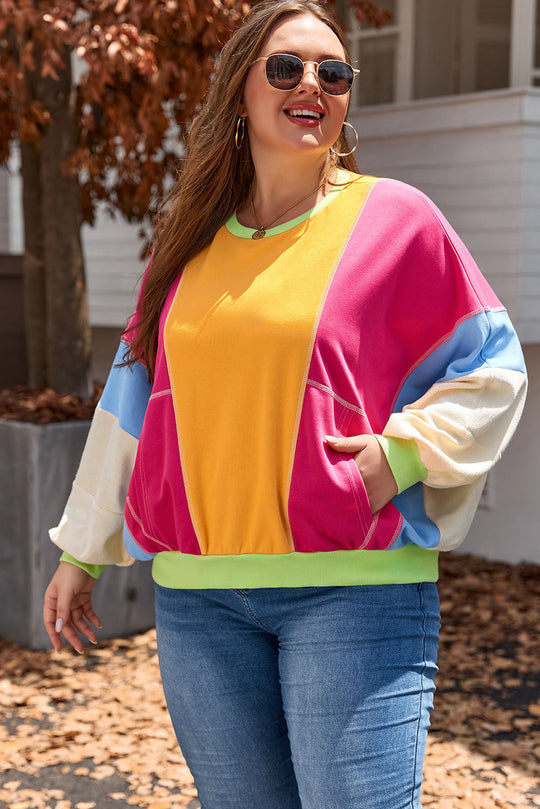 Tessa – Rozerode colorblock trui in plus size met patchwork en zichtbare naden